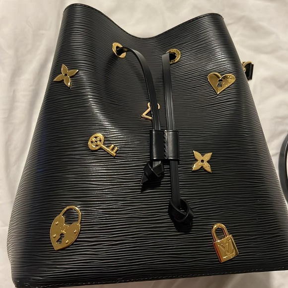 Louis Vuitton Neonoe Epi Love Lock (L.L.) Noir - Picture 8 of 9